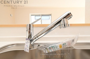 浄水機能付キッチン水栓は、飲み水や調理水の品質を向上させ、健康と安全をサポートします。便利な直飲みや炊飯用水として利用でき、ボトル水の買い物やストックの必要がなくなります。