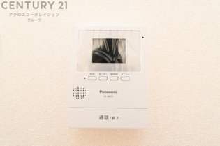 訪問者が来たときにテレビ画面で確認できるため、安心してドアを開けられます。録画機能があるものもあり、留守中に来訪者を記録しておくことができます。利便性が高く、セキュリティ面でも安心です。