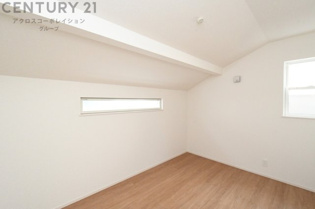 子供部屋…創造性や成長を促す遊びの空間を提供。学習や趣味に集中できる環境を整えます。個別のプライベートスペースは自己表現と自立心を育み、心地よい睡眠環境を整えリラックスできる場所を提供。