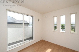 寝室…リラックスできるプライベート空間で、快適な睡眠をサポート。個人の好みに合わせたインテリアや寝具で心地良さを追求。プライベートな時間を過ごし、リフレッシュする場所におすすめです。