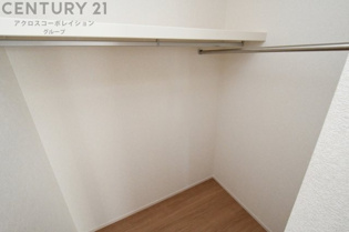 ウォークインクローゼットは、歩いて入れるタイプの収納スペースで、衣類や小物を整理しやすいのが特徴です。一般的なクローゼットよりも広く、収納力が高いため、家の中をすっきり保つのに役立ちます。