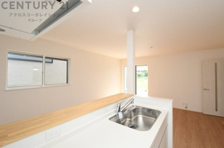 キッチン前のダイニングスペース　カウンターキッチンから料理の受け渡し等に便利です。ダイニングセットを置いても十分な広さを確保。