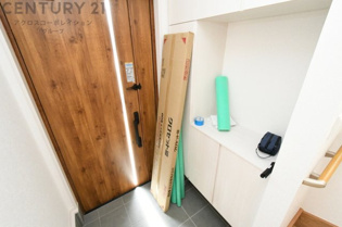 大きな玄関収納付きの玄関です　家族皆様の履物をしっかり収納できます