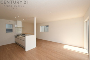 リビングダイニングは家族や友人とのコミュニケーションを楽しむ場所でくつろぎながら食事や会話を楽しめ、多目的に利用できリラックスできる空間です。家庭内の中心として機能し、快適な生活をサポートします。