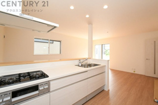 シンプルなデザインと使いやすさを兼ね備えた対面式システムキッチンは、効率的な作業スペースを提供し、家族やゲストとのコミュニケーションを促進します。