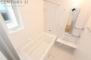 シンプルな設計と使いやすさを備え、簡便なメンテナンスが可能です。大きな窓付きで換気にも便利です。またミラー・小物置き場もあり便利です。