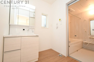 衣服の収納や脱ぎ着や整理整頓がしやすく、湿った衣類を乾燥させるスペースがありカビや臭いの発生を防ぎます。床の汚れを他の部屋に持ち込まず清潔を保つことができます。また快適な入浴環境の整備にも役立ちます。