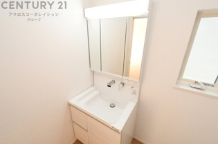 化粧品や洗顔料、歯ブラシなどの必需品をまとめて置ける収納スペースがあり、使用するたびに取り出す手間が省けます。また、水回りのため、濡れても大丈夫な素材が使用されており、お手入れが簡単です。