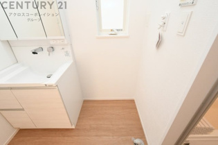 洗濯物の仕分け作業がしやすく、整理整頓が容易になります。洗濯音や湿気を他の部屋に持ち込まず、生活環境を快適に保ちます。上部を活用すれば収納スペースを確保でき洗剤や洗濯用品の整理もしやすくなります。