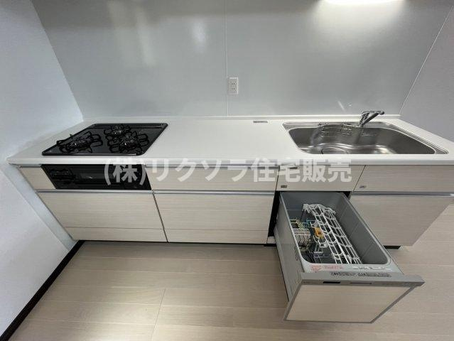 末広町　中古一戸建てのキッチン|ビルトイン三口コンロ・食器洗い乾燥機付き
■物件内覧・資金計画相談・住宅ローン相談、リフォーム相談、お問合せ受付中■
※当日・翌日のご内覧、ご相談はお電話でのお問合せがスムーズです！