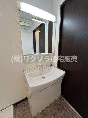 末広町　中古一戸建ての独立洗面台|三面鏡付き独立洗面台
■物件内覧・資金計画相談・住宅ローン相談、リフォーム相談、お問合せ受付中■
※当日・翌日のご内覧、ご相談はお電話でのお問合せがスムーズです！