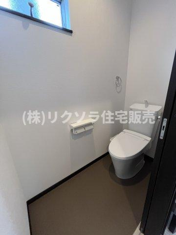 末広町　中古一戸建てのトイレ|温水洗浄便座付き
■物件内覧・資金計画相談・住宅ローン相談、リフォーム相談、お問合せ受付中■
※当日・翌日のご内覧、ご相談はお電話でのお問合せがスムーズです！
