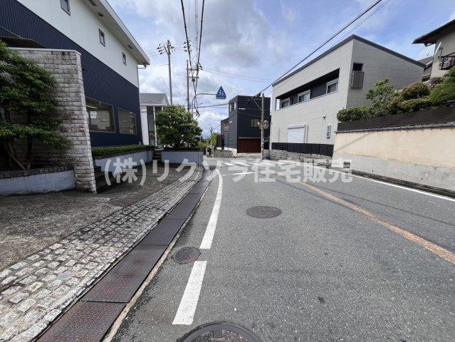 末広町　一戸建ての前面道路含む現地写真|■物件内覧・資金計画相談・住宅ローン相談、リフォーム相談、お問合せ受付中■
※当日・翌日のご内覧、ご相談はお電話でのお問合せがスムーズです！