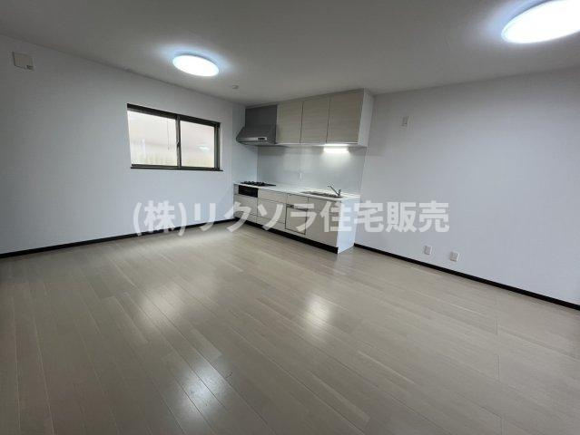 末広町　中古一戸建ての居間・リビング|LDK9.5帖
■物件内覧・資金計画相談・住宅ローン相談、リフォーム相談、お問合せ受付中■
※当日・翌日のご内覧、ご相談はお電話でのお問合せがスムーズです！