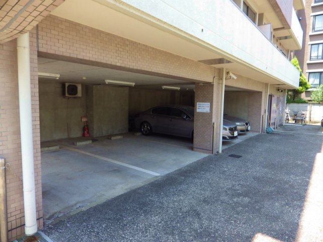 クレアモントハウスの駐車場
