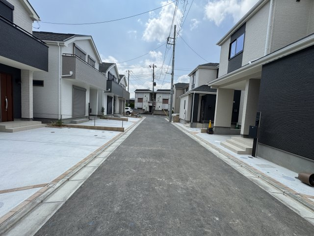 葛飾区西水元３丁目新築戸建【幸田小学校：5分】の前面道路含む現地写真|中央開発道路・幅員約4.5ｍ