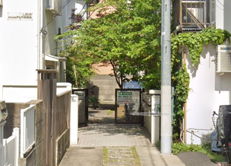 新宿区北新宿２丁目のアパートのエントランス