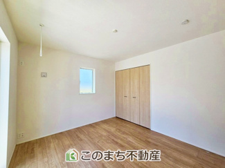 【洋室】 | リナージュ那須塩原市下永田5丁目24-1期　5号棟 | 柔らかい陽光が差し込む明るいお部屋を演出する設計。彩光の取れる窓が気持ちの良いお部屋を創り上げます。
