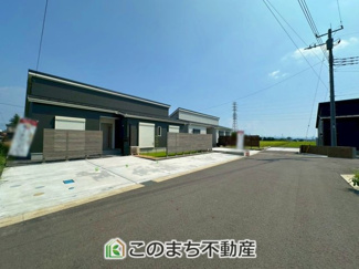 【前面道路含む現地写真】 | 前面道路は広々としてます！運転が苦手な方でもお車の出し入れ簡単で安心です☆
