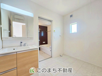 【洗面所】 | リナージュ那須塩原市下永田5丁目24-1期　5号棟 | 収納豊富な3面鏡の洗面台にはハンドシャワー完備です
