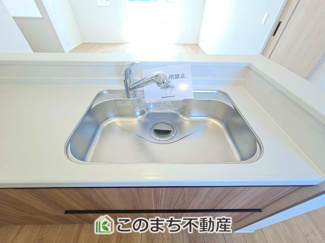 【設備】 | リナージュ那須塩原市下永田5丁目24-1期　5号棟 | ビルトイン型浄水器を内蔵したキッチン水栓。お米を研いだり、野菜を洗ったりするときなど用途に応じてワンタッチで浄水に切り替えが可能です。カートリッジ式なので、フィルターを簡単に交換する事が出来ます。
