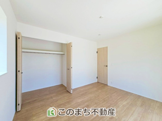 【洋室】 | リナージュ那須塩原市下永田5丁目24-1期　5号棟 | 採光も確保されたお部屋です。大きいベッドを置いても余裕のあるゆとり空間。
