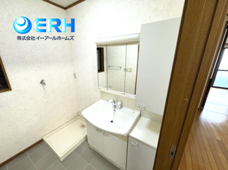 【独立洗面台】 | 琵琶町1丁目戸建 | 朝の忙しい時間も広々シャンプードレッサーがあればらくらくです。