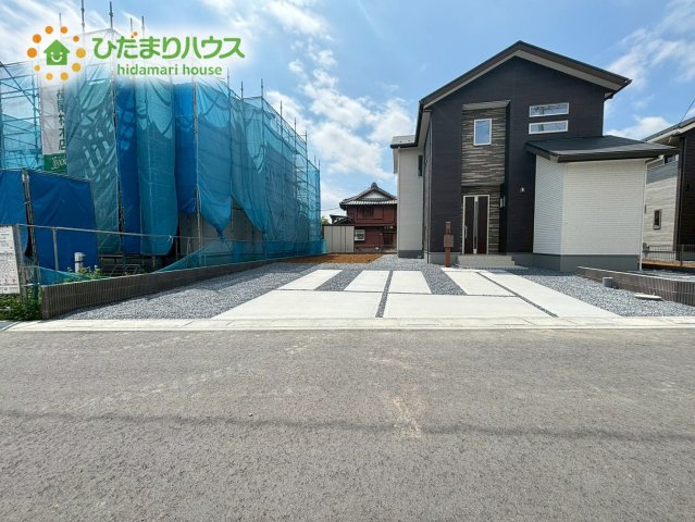 深谷市荒川第1期　ワイウッドコート　新築一戸建て　04　の駐車場|並列駐車2台まで可能！車の出し入れも楽ですね♪