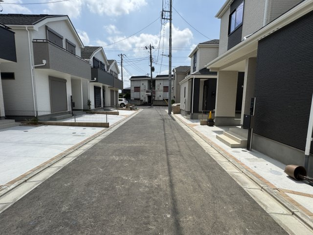 葛飾区西水元３丁目新築戸建【幸田小学校：5分】の前面道路含む現地写真|中央開発道路・幅員約4.5ｍ
