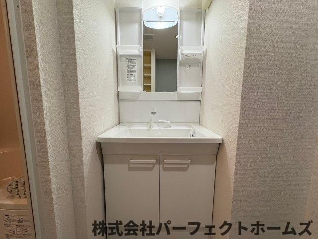 ランフォルセ枚方パークガーデンの独立洗面台|独立洗面台、小物を置くことができて便利です