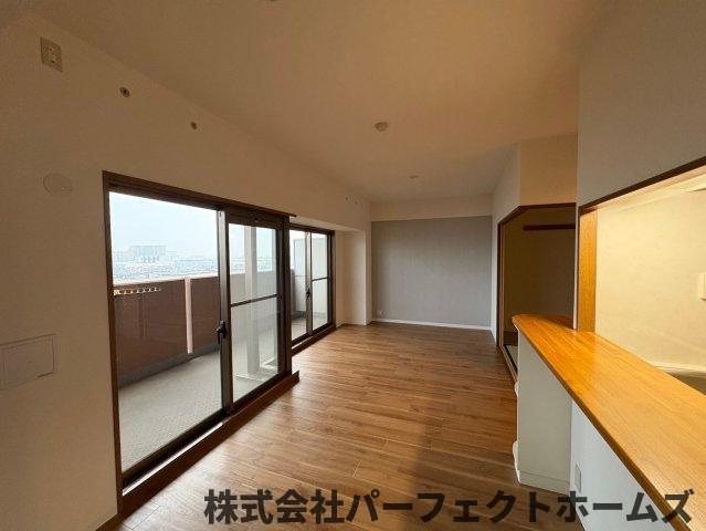 ランフォルセ枚方パークガーデンの居間・リビング|こちらのリビングで趣味の時間をお楽しみください