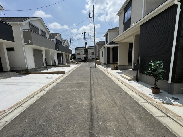 葛飾区西水元３丁目新築戸建【幸田小学校：5分】の前面道路含む現地写真|中央開発道路・幅員約4.5ｍ
