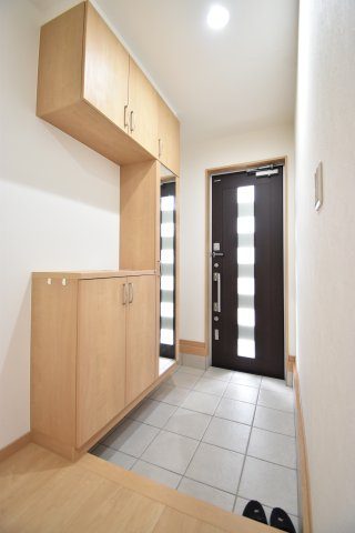 安立１丁目貸家の玄関