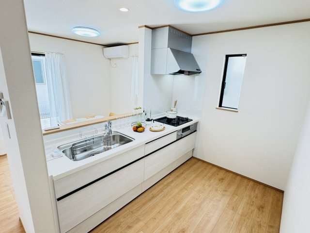 【キッチン】 | 葛飾区西水元３丁目新築戸建【幸田小学校：5分】 | 広々システムキッチン・シンクの水栓には浄水器がついてます！