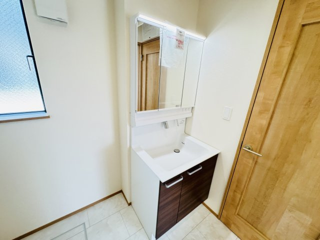 【独立洗面台】 | 葛飾区西水元３丁目新築戸建【幸田小学校：5分】 | シャワーヘッド付き三面鏡洗面化粧台