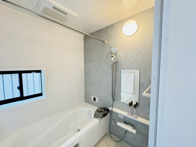 【浴室】 | 葛飾区西水元３丁目新築戸建【幸田小学校：5分】 | スライド式シャワーホルダー・手元で水流切り替えシャワーヘッド