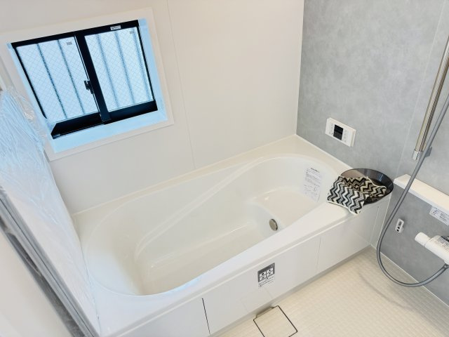 【浴室】 | 葛飾区西水元３丁目新築戸建【幸田小学校：5分】 | 足を伸ばせる広々浴槽で毎日リラックス♪