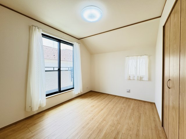 【寝室】 | 葛飾区西水元３丁目新築戸建【幸田小学校：5分】 | 6.75帖寝室・南側バルコニー前の明るいお部屋です♪