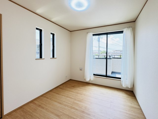 【子供部屋】 | 葛飾区西水元３丁目新築戸建【幸田小学校：5分】 | 5.25帖洋室・南側バルコニー前の明るいお部屋です♪