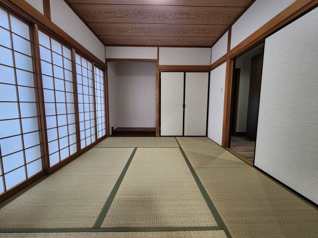 小牧市古雅４丁目　中古戸建　の和室|畳の上でゆっくりとくつろげる和室です