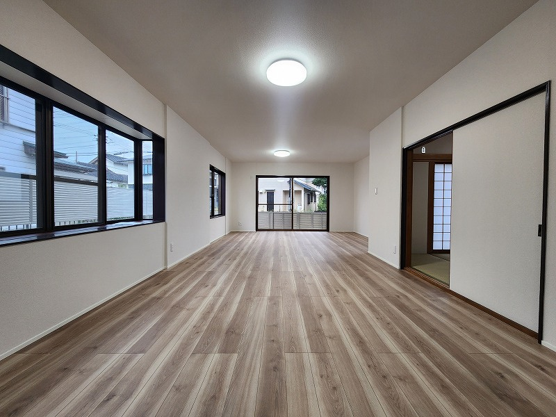 小牧市古雅４丁目　中古戸建　の居間・リビング|こちらのリビングで趣味の時間をお楽しみください