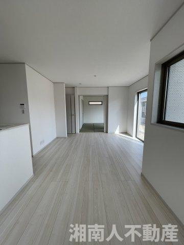 開成町吉田島新築戸建の居間・リビング|ゆったりとした居間です