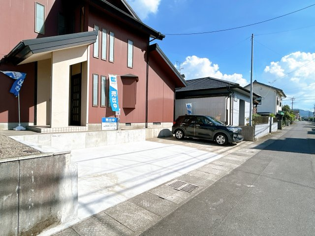 都城市上長飯町の中古一戸建の駐車場