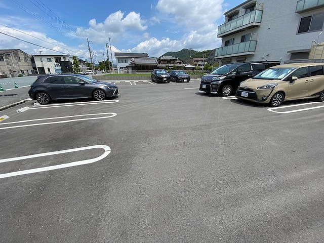 シャーメゾンフルールの駐車場