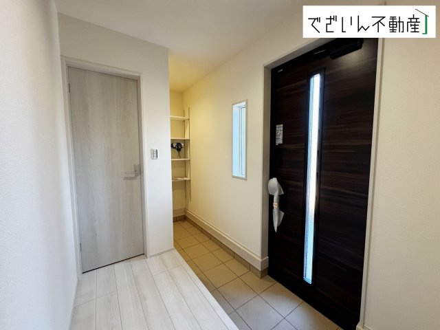 【玄関】 | Livele Garden.S行田市持田4丁目　【平屋】新築住宅 | 明るく広々とした玄関ホールです。
現地(2025年4月撮影)