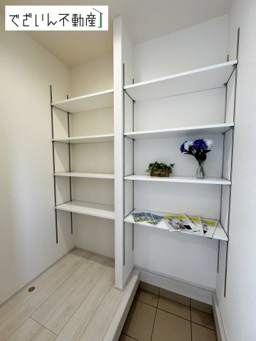 【玄関】 | Livele Garden.S行田市持田4丁目　【平屋】新築住宅 | 玄関には、可動棚付シューズクロークがあります。
現地(2025年4月撮影)