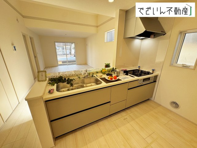 【キッチン】 | Livele Garden.S行田市持田4丁目　【平屋】新築住宅 | 使い勝手の良いシステムキッチン。対面キッチンなのでお料理をしながら家族の様子を確認できます。
現地(2025年4月撮影)