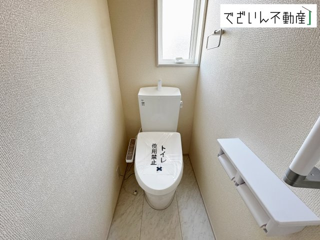 【トイレ】 | Livele Garden.S行田市持田4丁目　【平屋】新築住宅 | 温水洗浄便座付きのトイレです。
現地(2025年4月撮影)