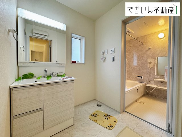 【独立洗面台】 | Livele Garden.S行田市持田4丁目　【平屋】新築住宅 | 三面鏡の鏡の裏は収納になっており、化粧水や整髪料などを収納できます。
現地(2025年4月撮影)