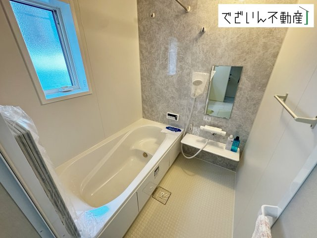 【浴室】 | Livele Garden.S行田市持田4丁目　【平屋】新築住宅 | 浴室換気乾燥暖房機付きのバスルーム。ベンチ付き浴槽で半身浴も楽しめます。
現地(2025年4月撮影)